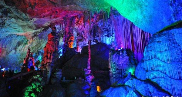 华亭被称龙洞旅游康养福地，关山在华亭境内绵延百余里，群山巍峨