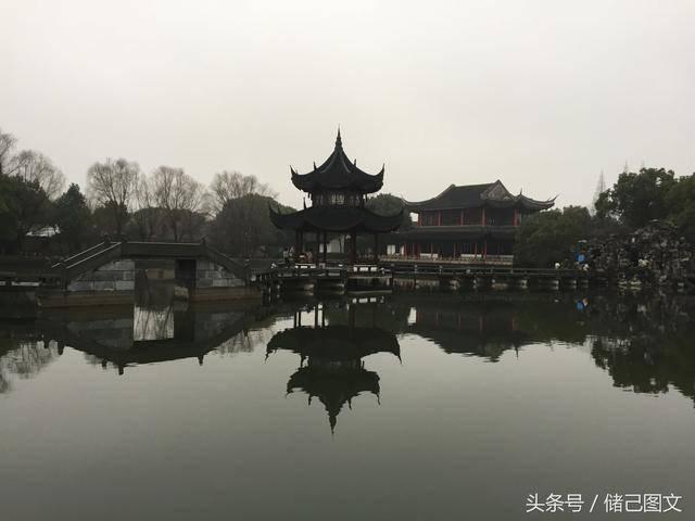 1月24日，官方通报网传三亚海域现剧毒僧帽水母: 是它的近亲蓝瓶僧帽水母，受南海季风漂流影响漂至三亚，毒性较小，暂无致人死亡报告